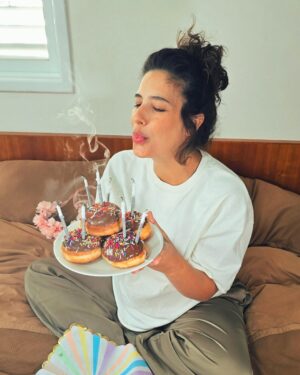 Dawn Lanny-Gabay Instagram - השנה יש לי משאלה אחת. 
שהמתנה שהזמנתי תגיע ותהיה בריאה ושלמה🥹🎁