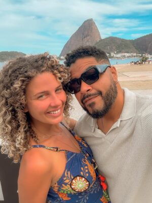 Debby Lagranha Instagram - Do nada vem ele, daquele jeitinho que ele gosta, e diz :
Vida, vamos ali ?
Aonde? Tentei descobrir…. mas ele gosta dos mistérios e das surpresas.
Eu amo te amar @gufarias …. e que o nosso amor nunca vire rotina ! 🌻🤎
