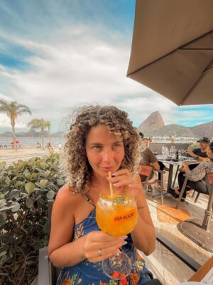 Debby Lagranha Instagram - Do nada vem ele, daquele jeitinho que ele gosta, e diz :
Vida, vamos ali ?
Aonde? Tentei descobrir…. mas ele gosta dos mistérios e das surpresas.
Eu amo te amar @gufarias …. e que o nosso amor nunca vire rotina ! 🌻🤎