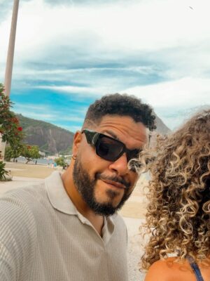 Debby Lagranha Instagram - Do nada vem ele, daquele jeitinho que ele gosta, e diz :
Vida, vamos ali ?
Aonde? Tentei descobrir…. mas ele gosta dos mistérios e das surpresas.
Eu amo te amar @gufarias …. e que o nosso amor nunca vire rotina ! 🌻🤎