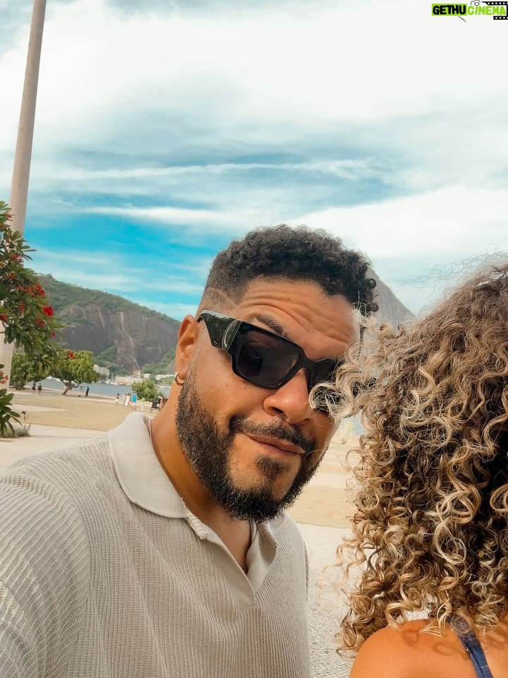 Debby Lagranha - 6.7K Likes - Do nada vem ele, daquele jeitinho que ele gosta, e diz :
Vida, vamos ali ? 
Aonde? Tentei descobrir…. mas ele gosta dos mistérios e das surpresas. 

Eu amo te amar @gufarias …. e que o nosso amor nunca vire rotina ! 🌻🤎