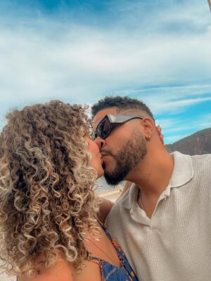 Debby Lagranha Instagram - Do nada vem ele, daquele jeitinho que ele gosta, e diz :
Vida, vamos ali ?
Aonde? Tentei descobrir…. mas ele gosta dos mistérios e das surpresas.
Eu amo te amar @gufarias …. e que o nosso amor nunca vire rotina ! 🌻🤎
