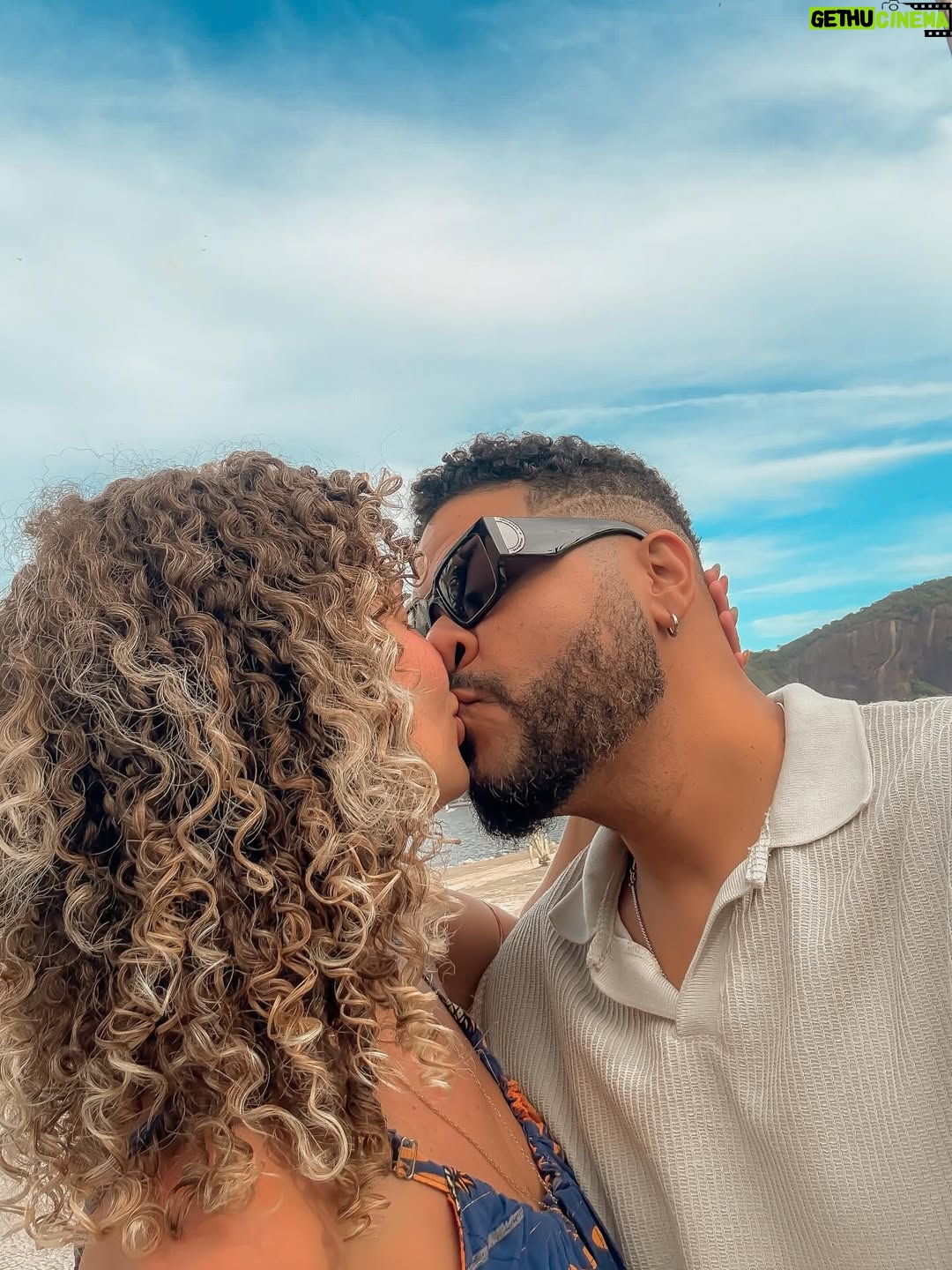 Debby Lagranha - 6.7K Likes - Do nada vem ele, daquele jeitinho que ele gosta, e diz :
Vida, vamos ali ? 
Aonde? Tentei descobrir…. mas ele gosta dos mistérios e das surpresas. 

Eu amo te amar @gufarias …. e que o nosso amor nunca vire rotina ! 🌻🤎