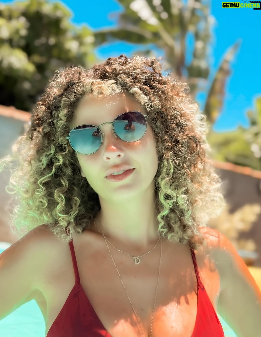Debby Lagranha - 4.3K Likes - Do jeito que a vida fica melhor: leve, quente e sorrindo. 🤌🏼🔥 Sol na pele, paz na alma ✨