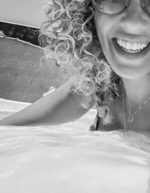 Debby Lagranha Instagram - Do jeito que a vida fica melhor: leve, quente e sorrindo. 🤌🏼🔥 Sol na pele, paz na alma ✨