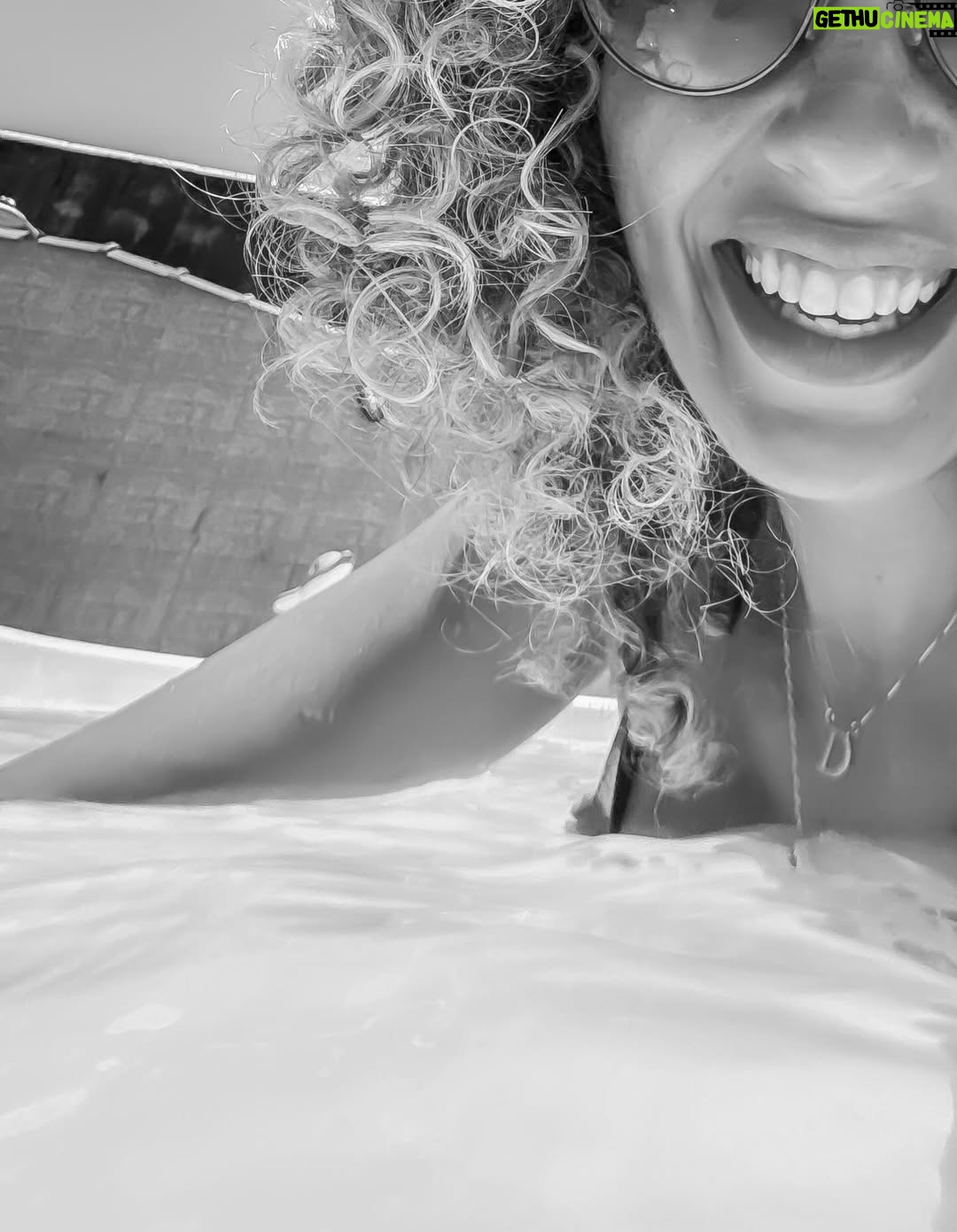 Debby Lagranha - 4.3K Likes - Do jeito que a vida fica melhor: leve, quente e sorrindo. 🤌🏼🔥 Sol na pele, paz na alma ✨
