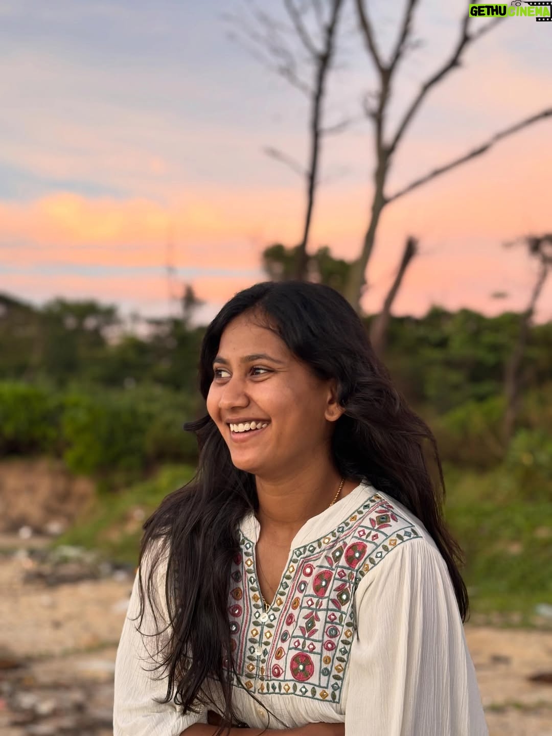 Deepika Gowda - 19.5K Likes - ಅರಿತವರು ಯಾರಿಲ್ಲಿ ನಿನ್ನ ಅಂತರಂಗವ 
ನಿನಗಷ್ಟೆ ಗೊತ್ತು ನಿನ್ನ ಅಂತರಾಳದ ಕಲರವ…
 
Pc- @_.rashu__ 
#beach 
#mangaluru 
#kannadasong 
#deepika