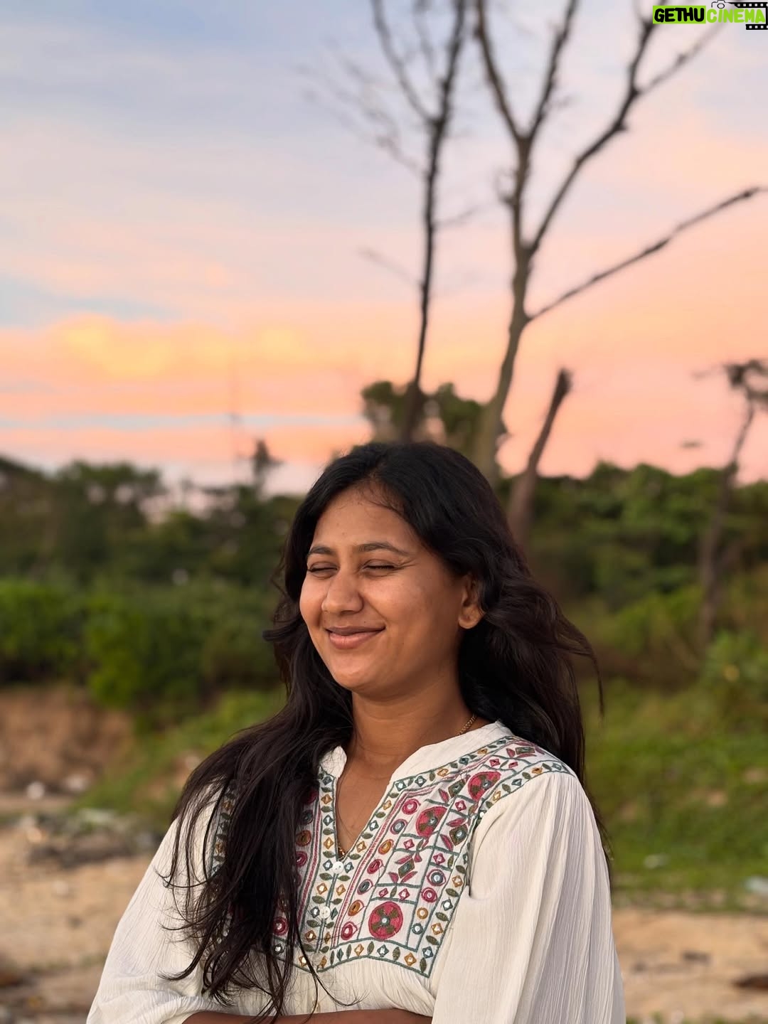 Deepika Gowda - 19.5K Likes - ಅರಿತವರು ಯಾರಿಲ್ಲಿ ನಿನ್ನ ಅಂತರಂಗವ 
ನಿನಗಷ್ಟೆ ಗೊತ್ತು ನಿನ್ನ ಅಂತರಾಳದ ಕಲರವ…
 
Pc- @_.rashu__ 
#beach 
#mangaluru 
#kannadasong 
#deepika