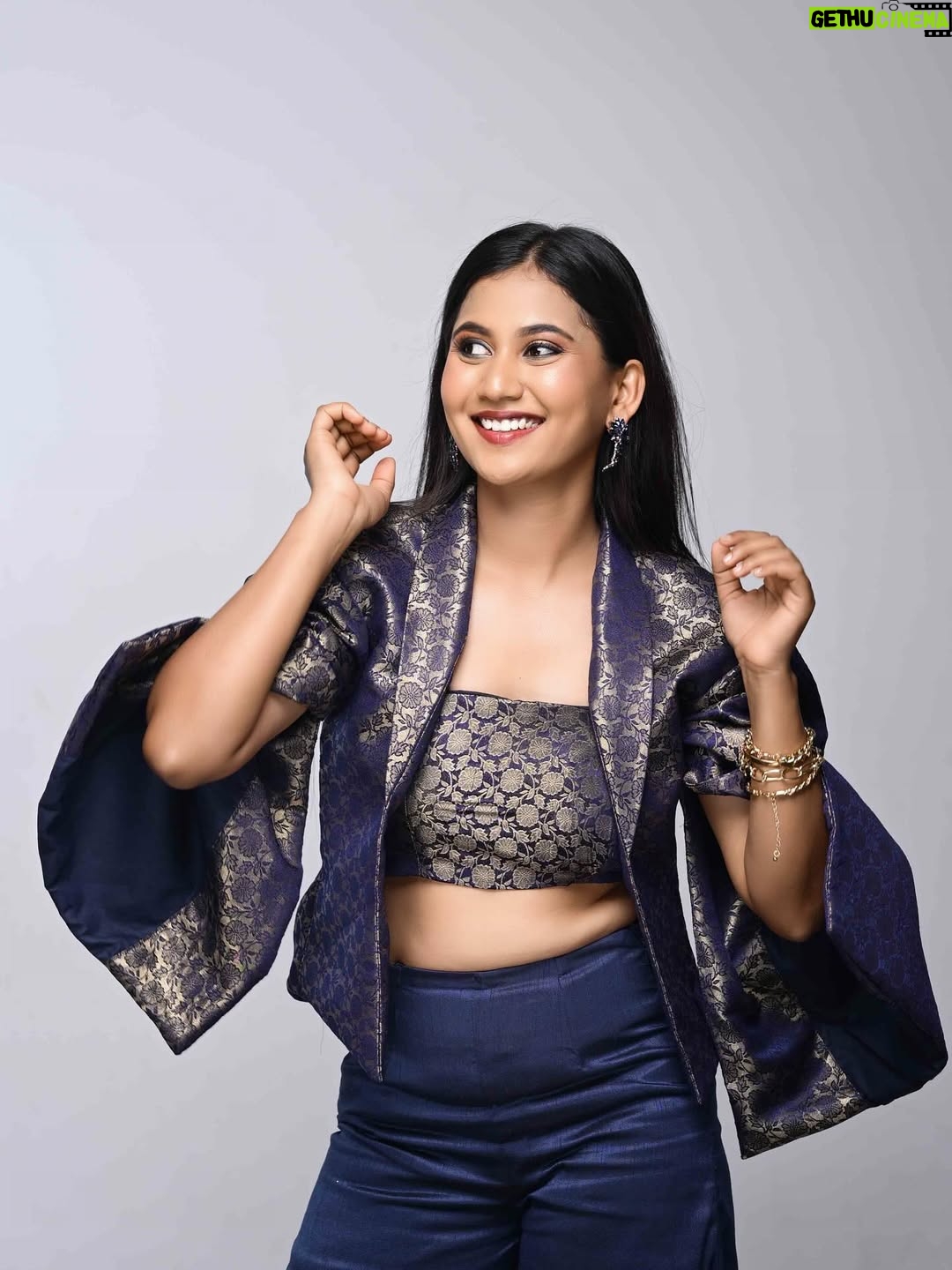 Deepika Gowda - 6.3K Likes - “Blue, but make it bold 💙🔥”
Outfit- @apsara_designer_studio 
MUA - @makeoverwith_swathigrs 
Pc - @prashu_photographer 
#blue 
#trending 
#instamood 
#deepikagowda