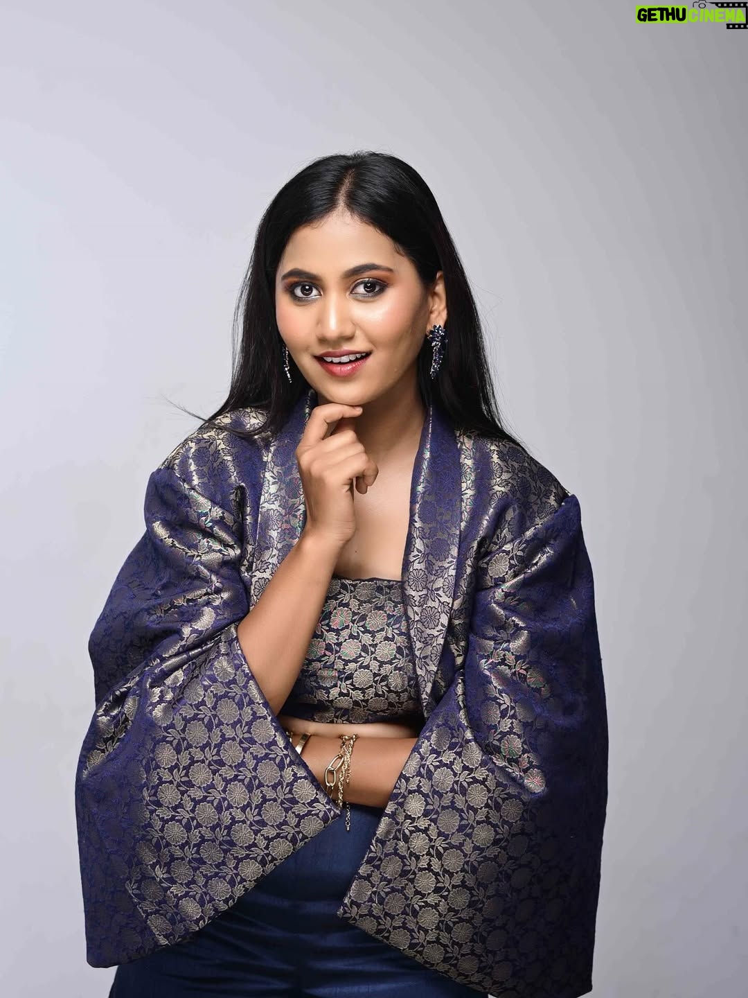 Deepika Gowda - 6.3K Likes - “Blue, but make it bold 💙🔥”
Outfit- @apsara_designer_studio 
MUA - @makeoverwith_swathigrs 
Pc - @prashu_photographer 
#blue 
#trending 
#instamood 
#deepikagowda