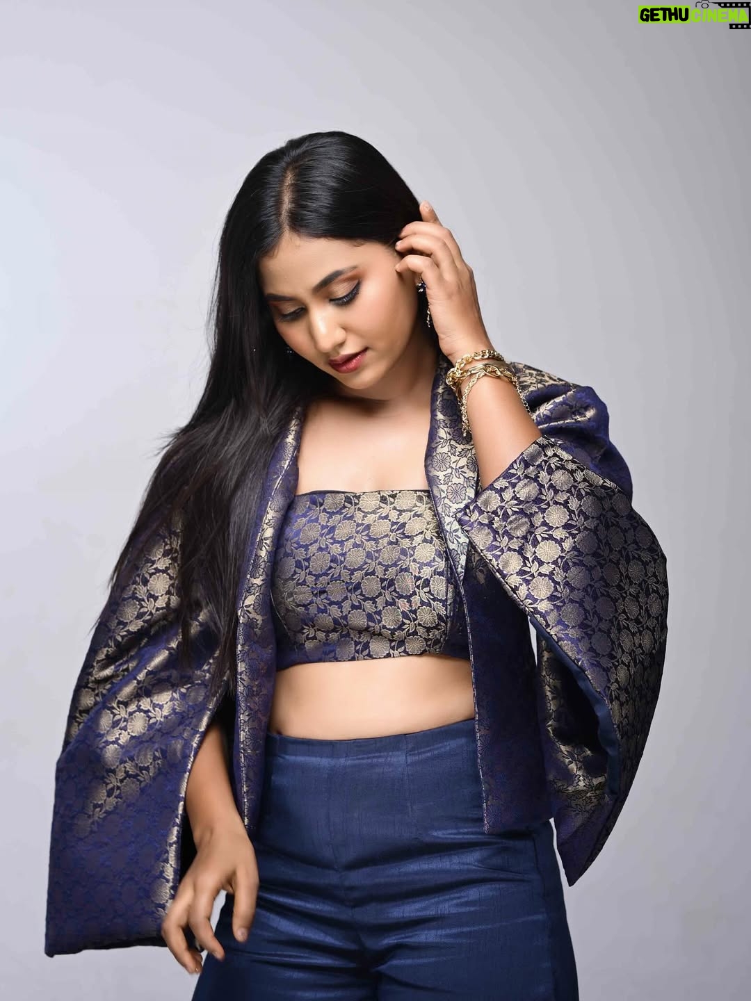 Deepika Gowda - 6.3K Likes - “Blue, but make it bold 💙🔥”
Outfit- @apsara_designer_studio 
MUA - @makeoverwith_swathigrs 
Pc - @prashu_photographer 
#blue 
#trending 
#instamood 
#deepikagowda