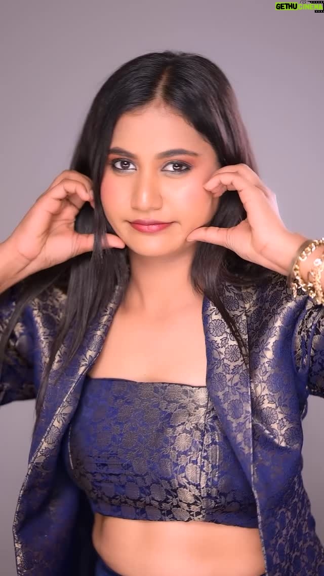 Deepika Gowda - 6.7K Likes - “Just a touch of glow and a lot of  confidence ✨”

Outfit- @apsara_designer_studio 
Mekup- @makeoverwith_swathigrs 
Video credit- @prashu_photographer 

#beauty 
#fashion 
#instamood 
#viral 
#kantharasongs 
#madanamanamohini