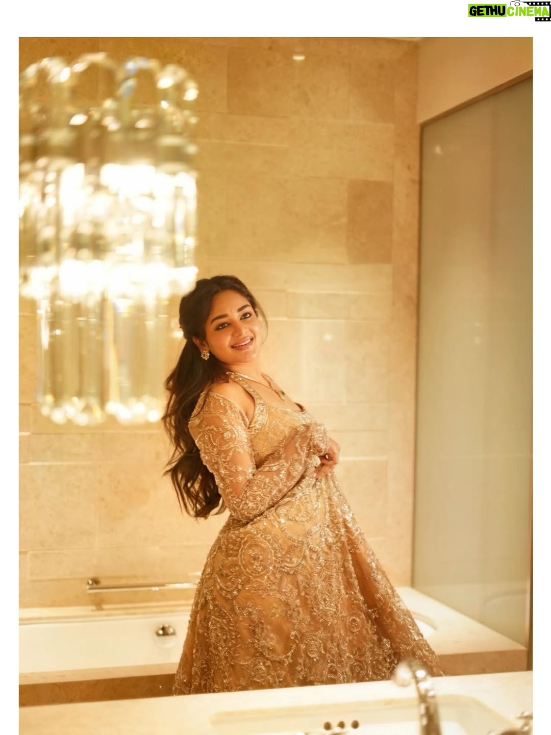 Deepshikha U - 30.5K Likes - Regal, wrapped in gold! ✨✨✨

Jewellery: @tyaanijewellery 
Attire: @gowrisignatures 
Photography: @harishvobbilisetty 
Hair: @dreamlook_by_swapnareddy