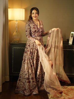 Deepshikha U Instagram - Be the sunshine for someone to smile!! ✨✨

Jewellery: @tyaanijewellery 
Photography: @harishvobbilisetty 
Attire: @kashishindia