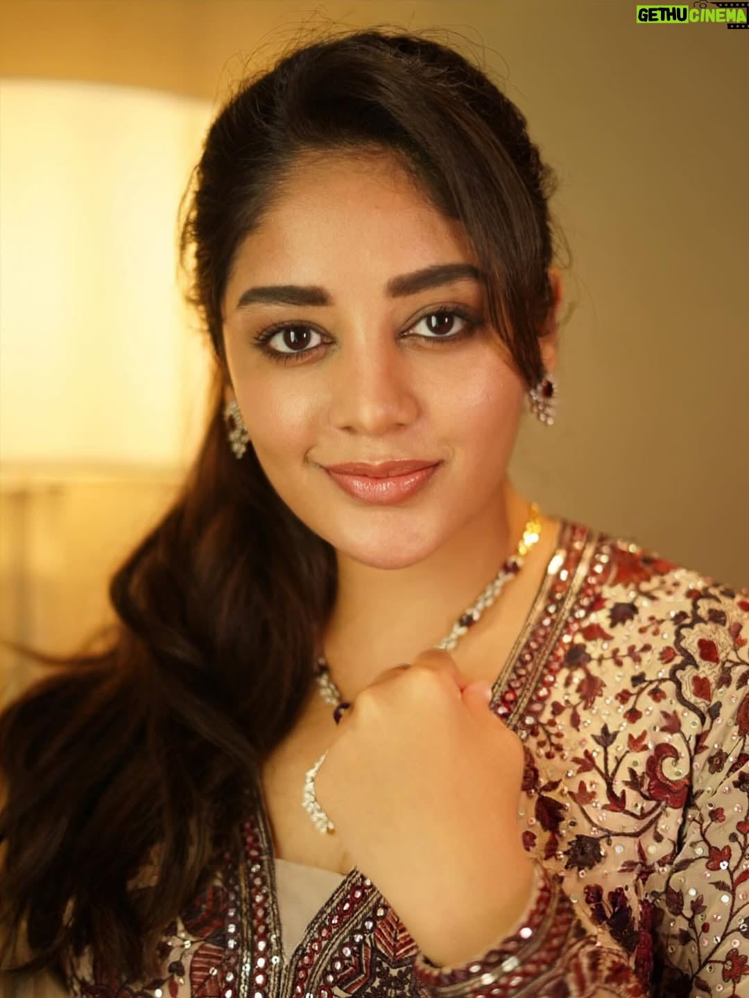 Deepshikha U - 18.2K Likes - Be the sunshine for someone to smile!! ✨✨

Jewellery: @tyaanijewellery 
Photography: @harishvobbilisetty 
Attire: @kashishindia