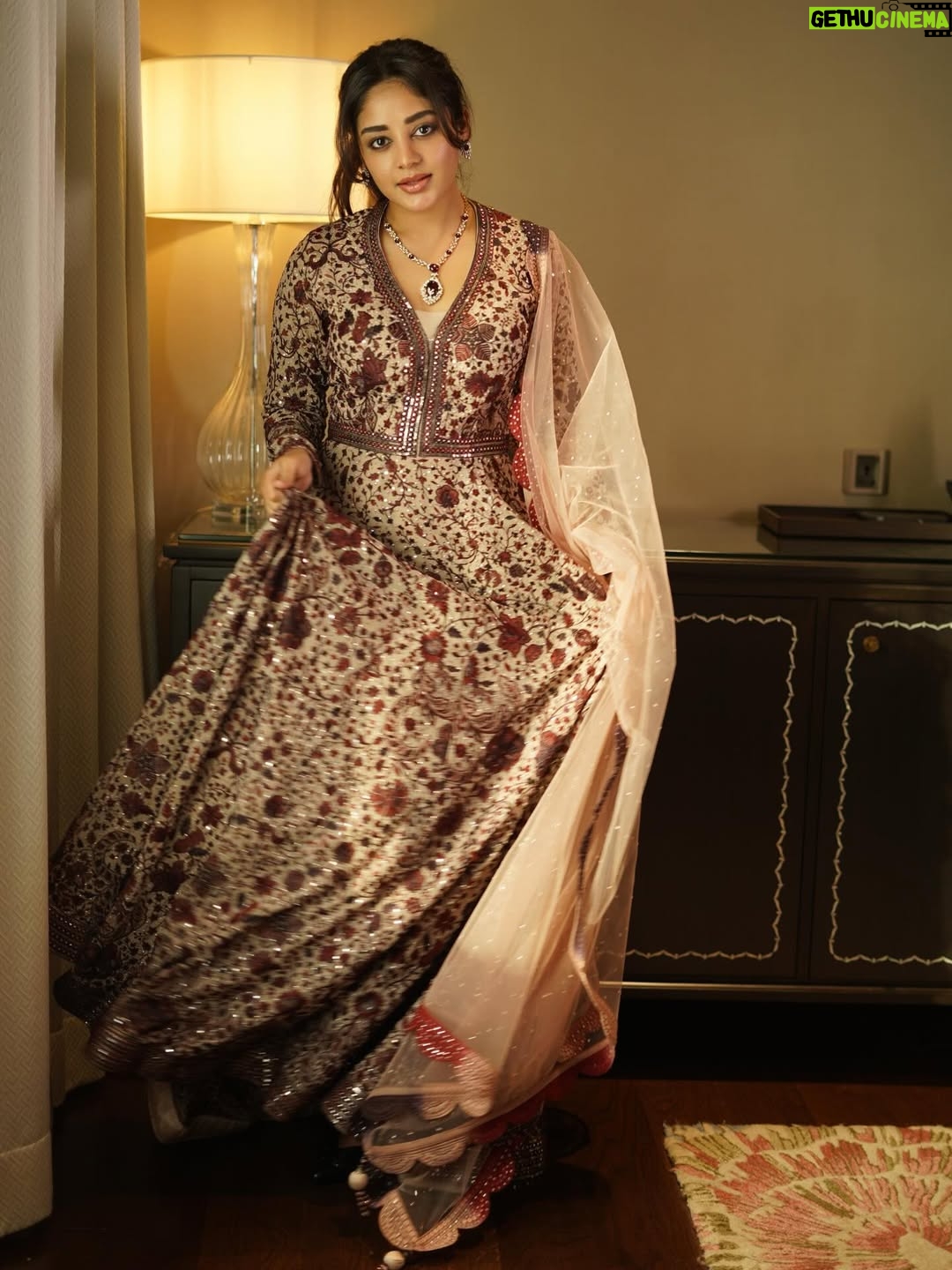 Deepshikha U - 18.2K Likes - Be the sunshine for someone to smile!! ✨✨

Jewellery: @tyaanijewellery 
Photography: @harishvobbilisetty 
Attire: @kashishindia