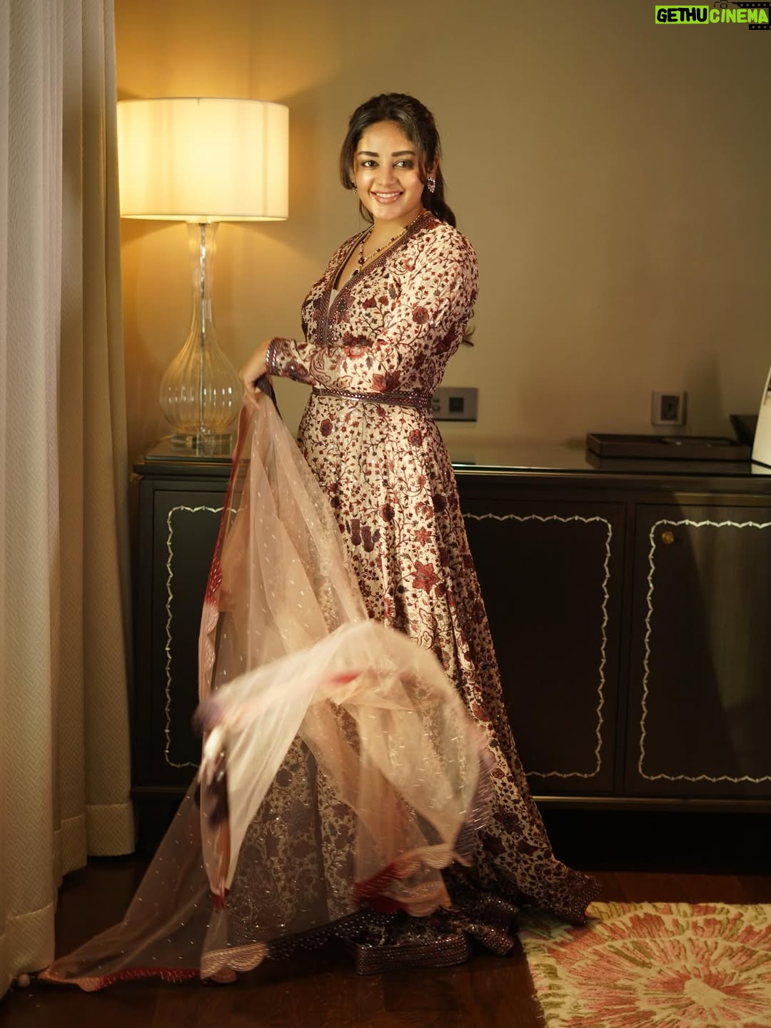 Deepshikha U - 18.2K Likes - Be the sunshine for someone to smile!! ✨✨

Jewellery: @tyaanijewellery 
Photography: @harishvobbilisetty 
Attire: @kashishindia