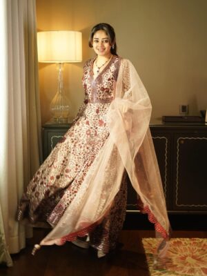 Deepshikha U Instagram - Be the sunshine for someone to smile!! ✨✨

Jewellery: @tyaanijewellery 
Photography: @harishvobbilisetty 
Attire: @kashishindia