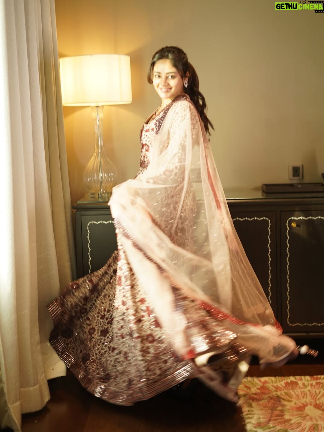 Deepshikha U - 18.2K Likes - Be the sunshine for someone to smile!! ✨✨

Jewellery: @tyaanijewellery 
Photography: @harishvobbilisetty 
Attire: @kashishindia