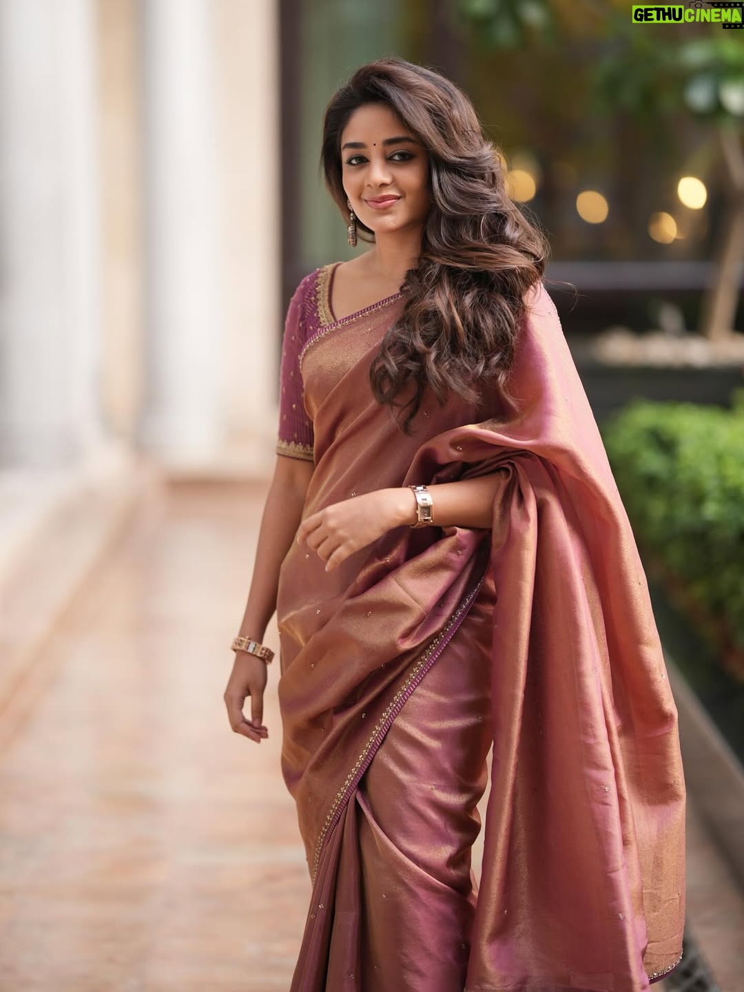 Deepshikha U - 17.8K Likes - Smile and shine✨ #Mark in just 7 days!

@anushareddy_couture 
@portraitsbylokesh 
@amirtha_makeup_artist