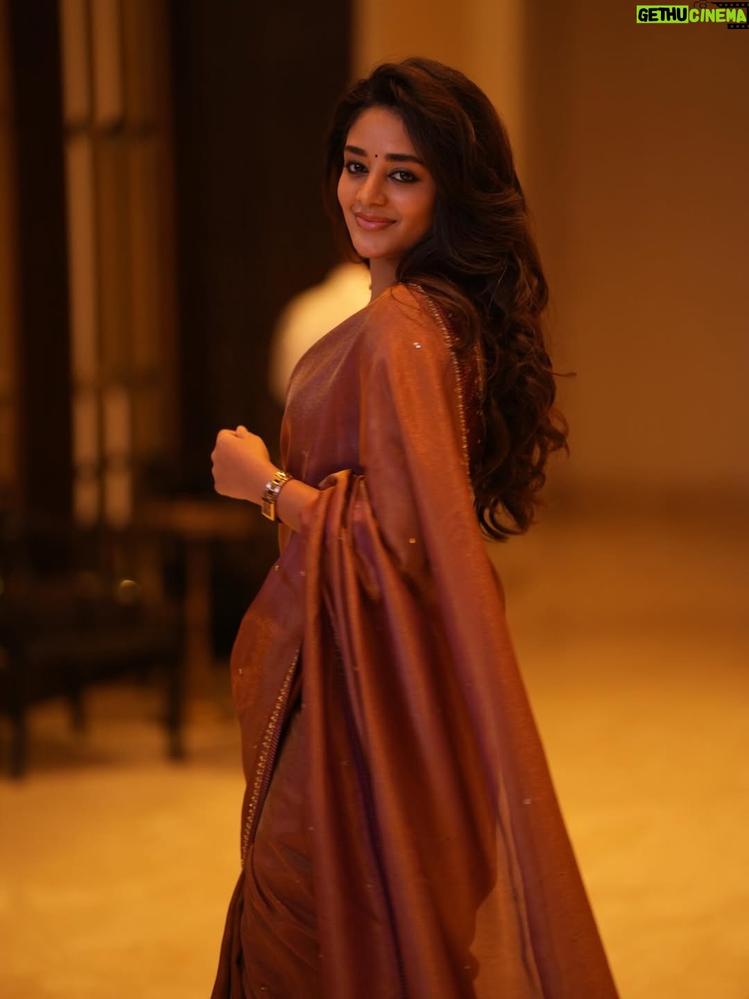 Deepshikha U - 17.8K Likes - Smile and shine✨ #Mark in just 7 days!

@anushareddy_couture 
@portraitsbylokesh 
@amirtha_makeup_artist