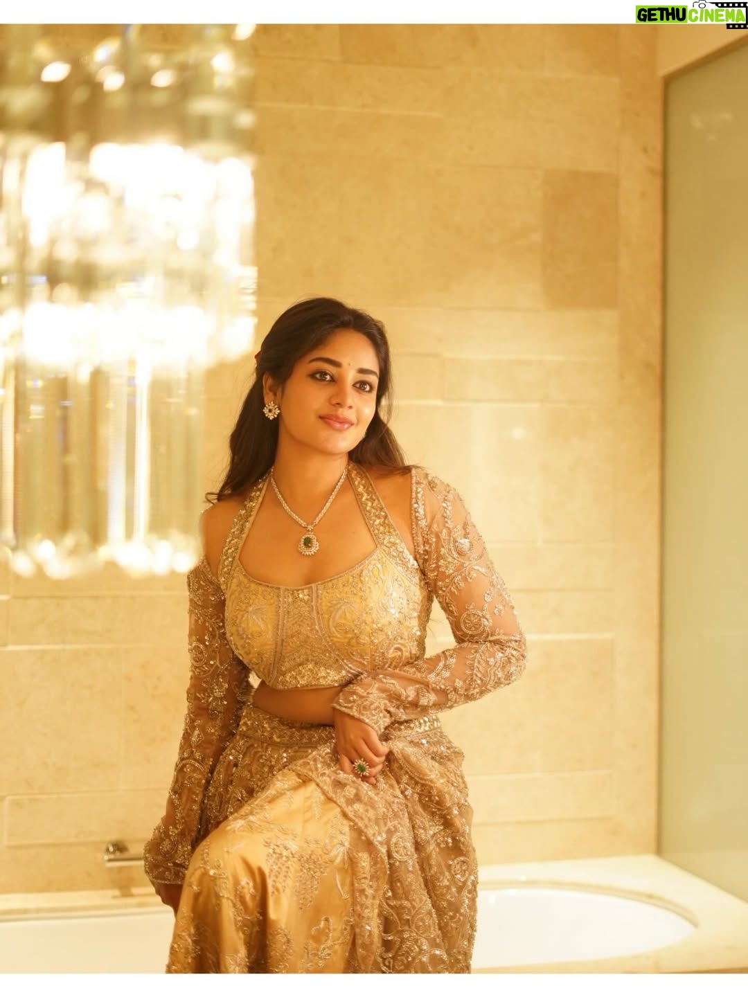 Deepshikha U - 30.5K Likes - Regal, wrapped in gold! ✨✨✨

Jewellery: @tyaanijewellery 
Attire: @gowrisignatures 
Photography: @harishvobbilisetty 
Hair: @dreamlook_by_swapnareddy