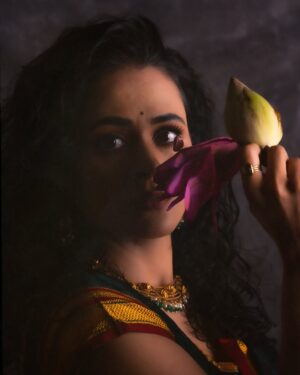 Deepti Devi Instagram - आँखों में इतनी गहराई थी कि लफ़्ज़ किनारे पर रह गए.. 

#deeptidevi #painting #potraitshoot #photography #deepinthought #deeptidevioriginal