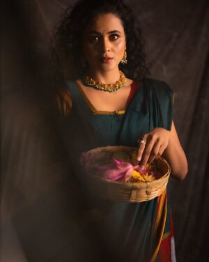 Deepti Devi Instagram - आँखों में इतनी गहराई थी कि लफ़्ज़ किनारे पर रह गए.. 

#deeptidevi #painting #potraitshoot #photography #deepinthought #deeptidevioriginal