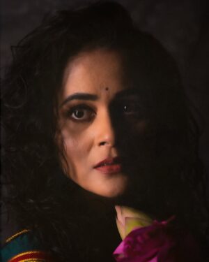 Deepti Devi Instagram - आँखों में इतनी गहराई थी कि लफ़्ज़ किनारे पर रह गए.. 

#deeptidevi #painting #potraitshoot #photography #deepinthought #deeptidevioriginal