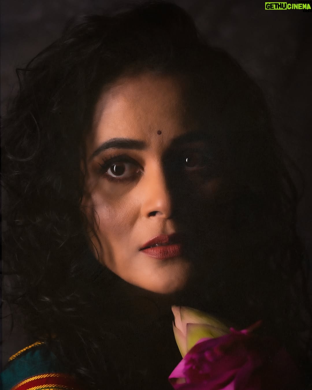 Deepti Devi - 2.3K Likes - आँखों में इतनी गहराई थी कि लफ़्ज़ किनारे पर रह गए.. 

#deeptidevi #painting #potraitshoot #photography #deepinthought #deeptidevioriginal
