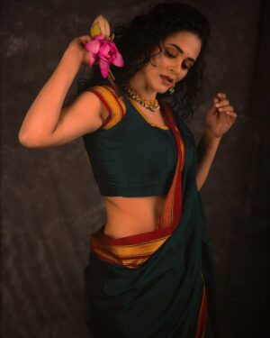 Deepti Devi Instagram - आँखों में इतनी गहराई थी कि लफ़्ज़ किनारे पर रह गए.. 

#deeptidevi #painting #potraitshoot #photography #deepinthought #deeptidevioriginal