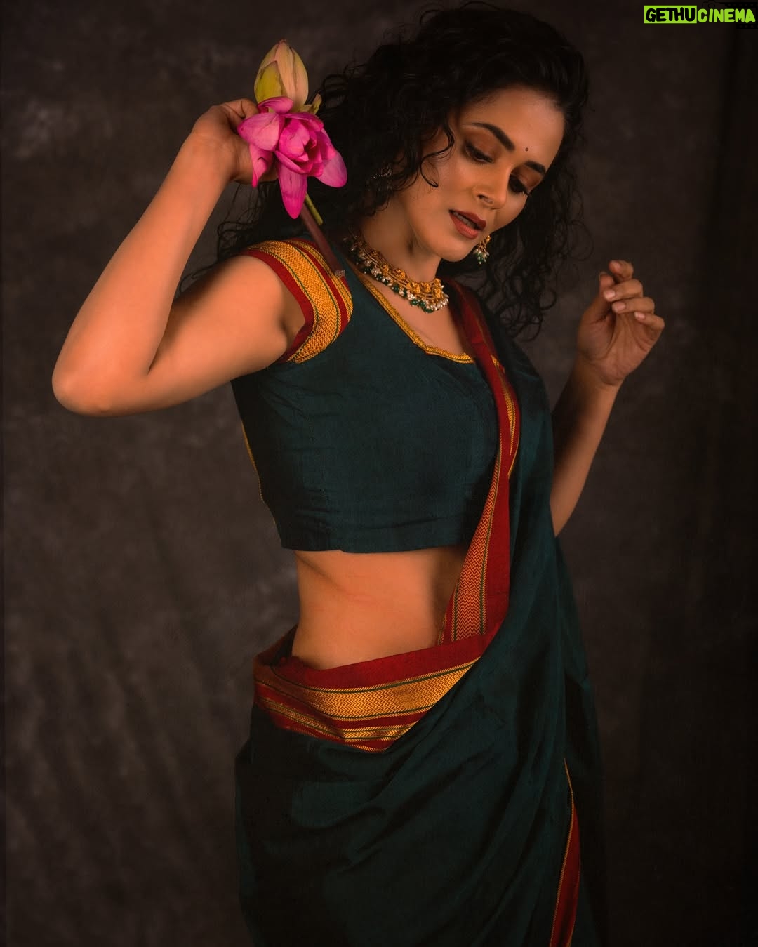 Deepti Devi - 2.3K Likes - आँखों में इतनी गहराई थी कि लफ़्ज़ किनारे पर रह गए.. 

#deeptidevi #painting #potraitshoot #photography #deepinthought #deeptidevioriginal