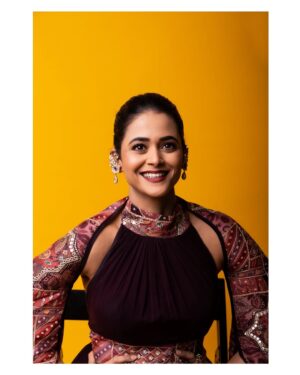Deepti Devi Instagram - Straight from the Red carpet 
 
Teamwork.
MUAH: @makeupartist_k_art_kalpana 

Outfit : @styleupwithsakshee 

 Photograhy : @shotbyrohitdey 

Jewellery: @sorayaajewels_ 

#premiere #deeptidevi #photoshoot #redcarpet #glam #style #movie #fashion