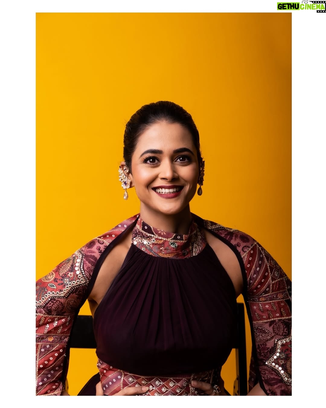 Deepti Devi - 9.4K Likes - Straight from the Red carpet 
 
Teamwork.
MUAH: @makeupartist_k_art_kalpana 

Outfit : @styleupwithsakshee 

 Photograhy : @shotbyrohitdey 

Jewellery: @sorayaajewels_ 

#premiere #deeptidevi #photoshoot #redcarpet #glam #style #movie #fashion