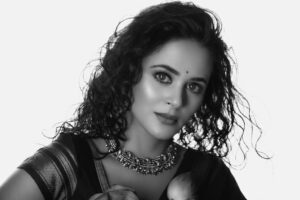 Deepti Devi Instagram - वोह एक नज़र में समझ आ जाए, इतनी आसान भी नहीं थी ।

#deeptidevi #potrait #blackandwhitephotography #indianfashion