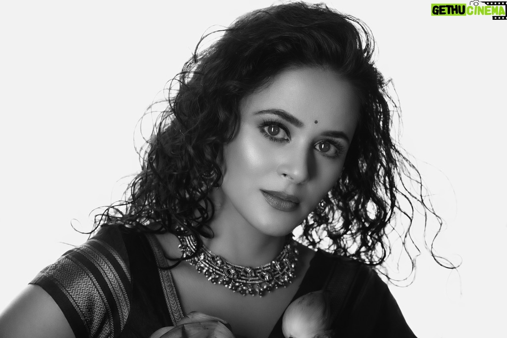 Deepti Devi - 9.9K Likes - वोह एक नज़र में समझ आ जाए, इतनी आसान भी नहीं थी ।

#deeptidevi #potrait #blackandwhitephotography #indianfashion