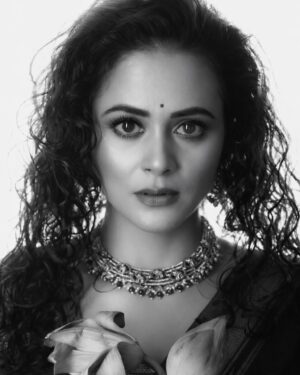 Deepti Devi Instagram - वोह एक नज़र में समझ आ जाए, इतनी आसान भी नहीं थी ।

#deeptidevi #potrait #blackandwhitephotography #indianfashion