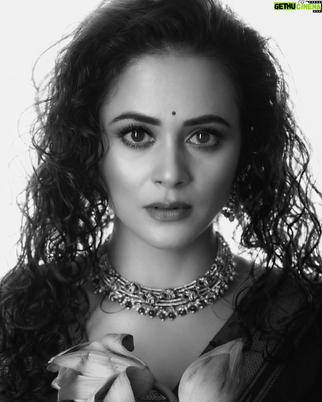 Deepti Devi - 9.9K Likes - वोह एक नज़र में समझ आ जाए, इतनी आसान भी नहीं थी ।

#deeptidevi #potrait #blackandwhitephotography #indianfashion