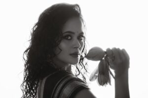 Deepti Devi Instagram - वोह एक नज़र में समझ आ जाए, इतनी आसान भी नहीं थी ।

#deeptidevi #potrait #blackandwhitephotography #indianfashion