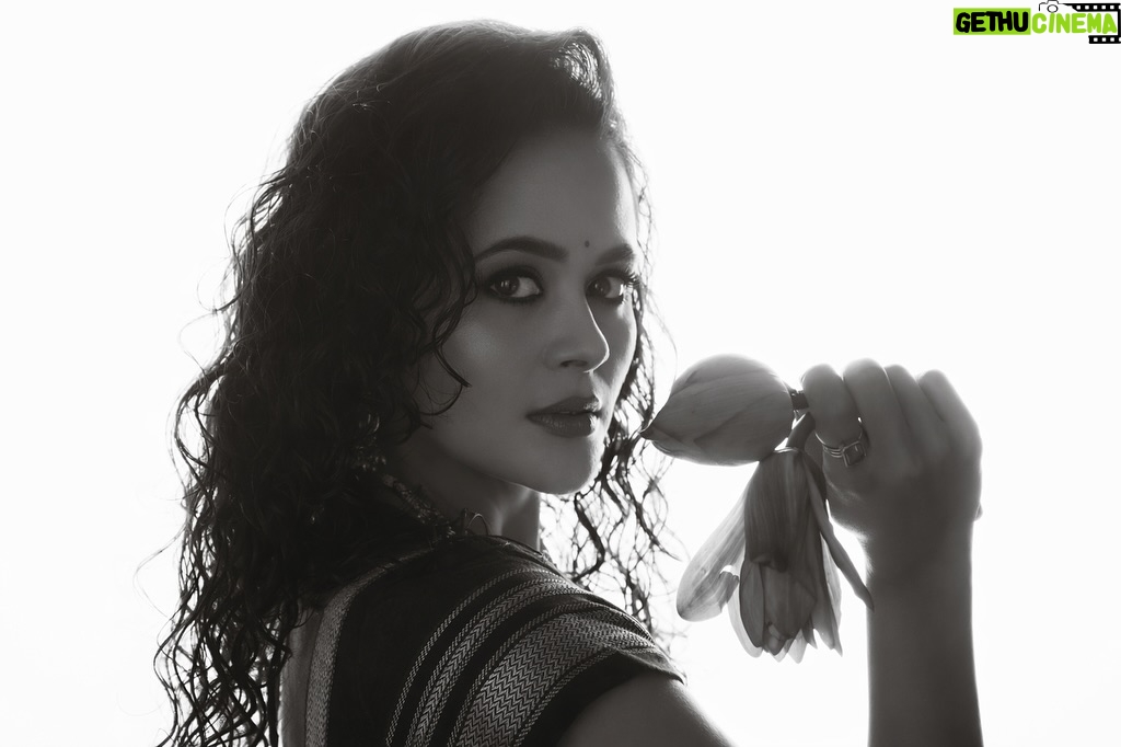 Deepti Devi - 9.9K Likes - वोह एक नज़र में समझ आ जाए, इतनी आसान भी नहीं थी ।

#deeptidevi #potrait #blackandwhitephotography #indianfashion