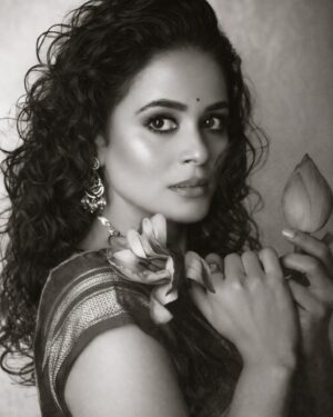 Deepti Devi Instagram - वोह एक नज़र में समझ आ जाए, इतनी आसान भी नहीं थी ।

#deeptidevi #potrait #blackandwhitephotography #indianfashion