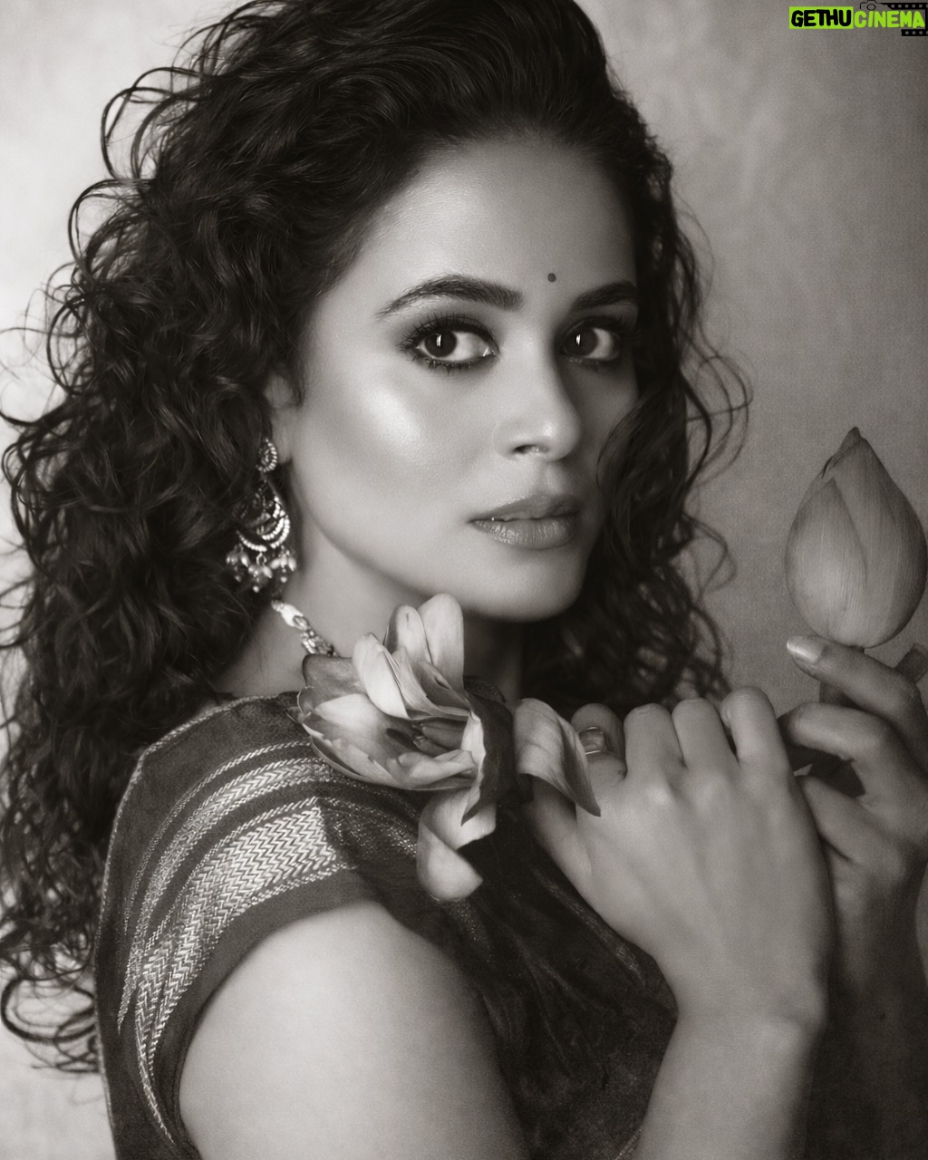 Deepti Devi - 9.9K Likes - वोह एक नज़र में समझ आ जाए, इतनी आसान भी नहीं थी ।

#deeptidevi #potrait #blackandwhitephotography #indianfashion