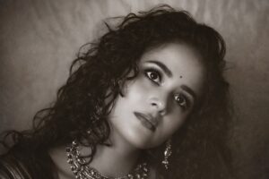 Deepti Devi Instagram - वोह एक नज़र में समझ आ जाए, इतनी आसान भी नहीं थी ।

#deeptidevi #potrait #blackandwhitephotography #indianfashion