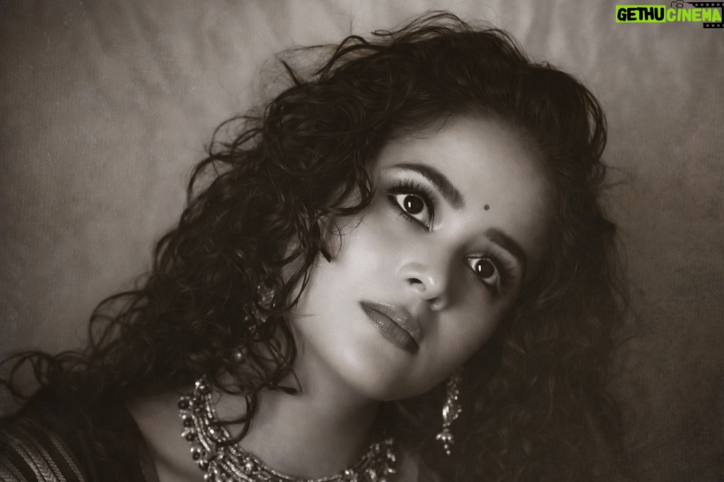 Deepti Devi - 9.9K Likes - वोह एक नज़र में समझ आ जाए, इतनी आसान भी नहीं थी ।

#deeptidevi #potrait #blackandwhitephotography #indianfashion