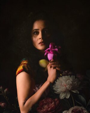 Deepti Devi Instagram - आँखों में इतनी गहराई थी कि लफ़्ज़ किनारे पर रह गए.. 

#deeptidevi #painting #potraitshoot #photography #deepinthought #deeptidevioriginal