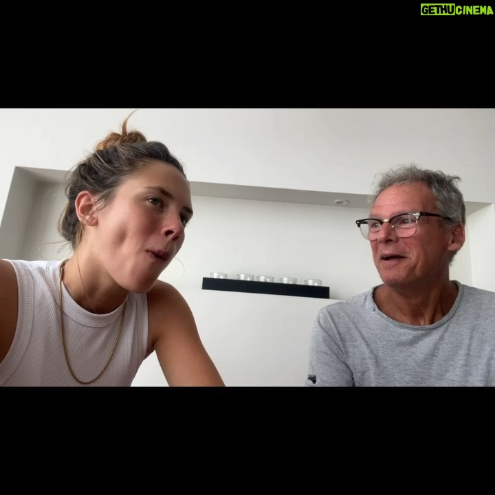 Delfina Chaves - 97.7K Likes - Un 38/01/23, mi papá recreando la receta de los panqueques de mi abuela y yo exagerando para inflarle un poco el ego pero al final sí eran buenísimos