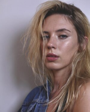 Delfina Chaves Instagram - Nuevo color 🎬 x  @klerhouse . @christiandipetta @diegoromanquesada 
. @belusanzmakeup