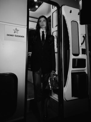 Demet Özdemir Instagram - 🖤