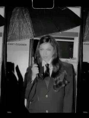 Demet Özdemir Instagram - 🖤