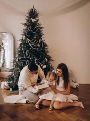 Denisa Pfauserová Instagram - Přejeme vám krásné Vánoce 🎄

Denča & Marťa & Nailinka